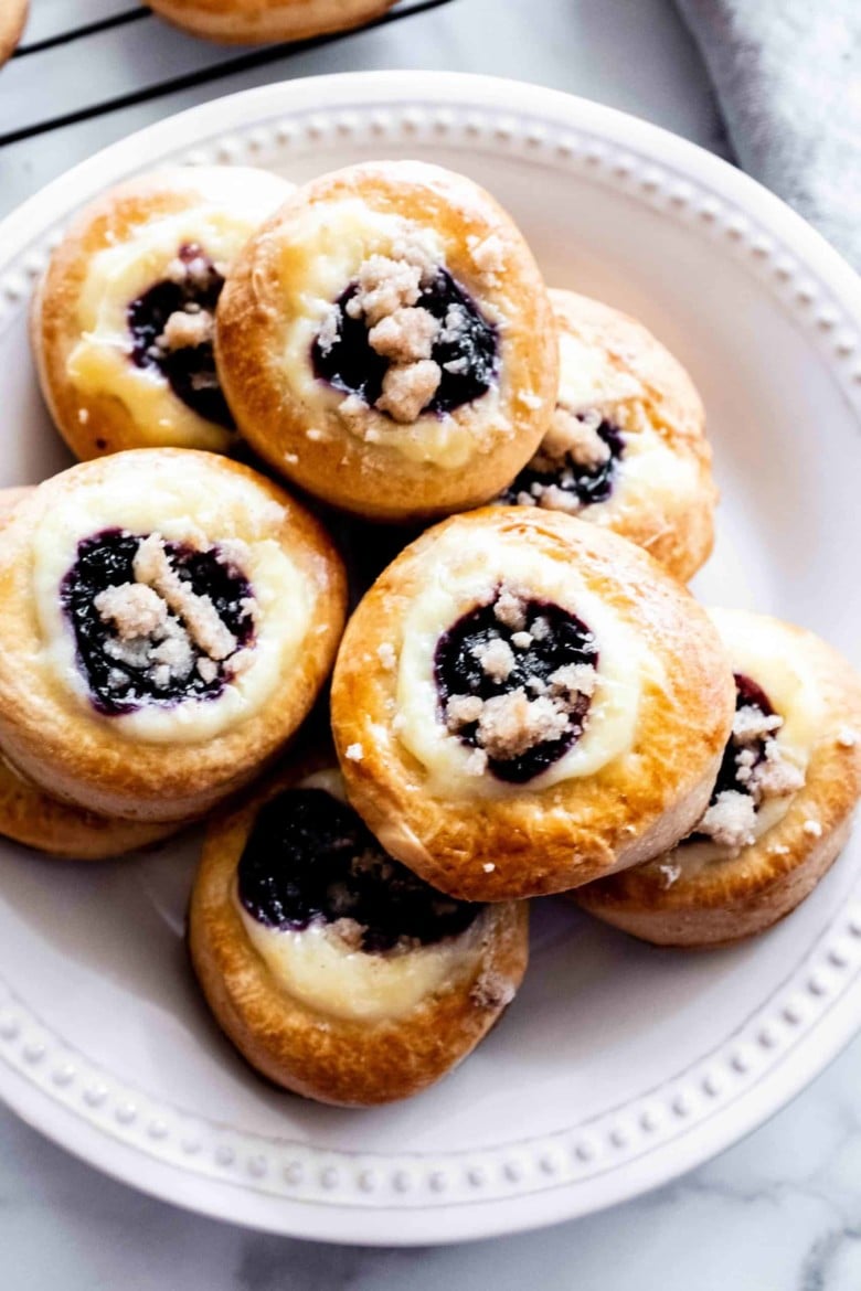 kolaches on a plate with streusel topping