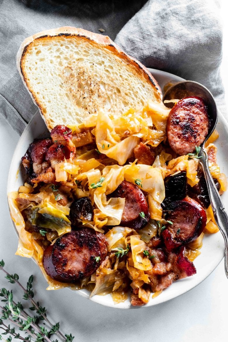 plate of bigos with toasted bread