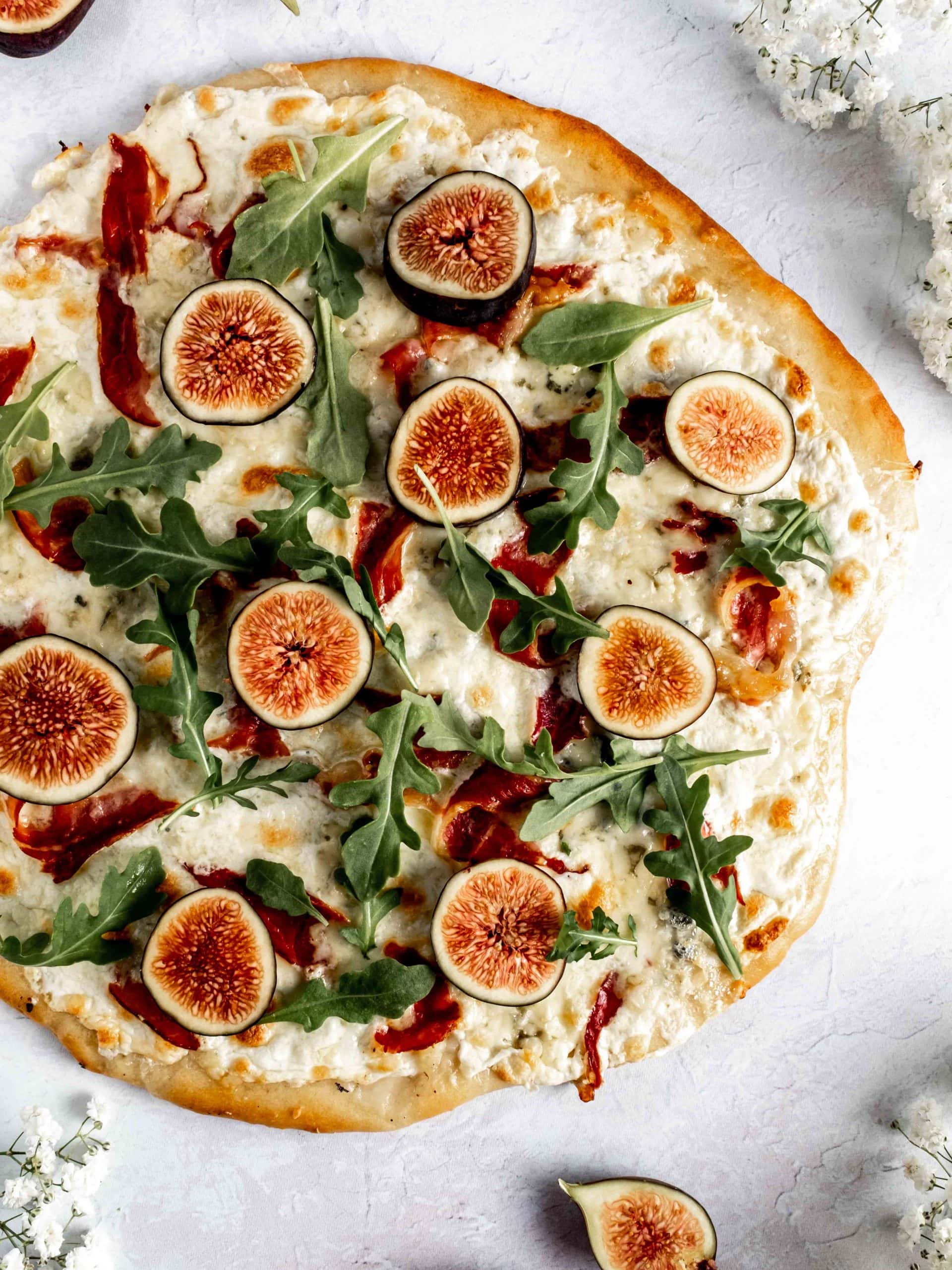 thin crust gorgonzola pizza with figs and arugula