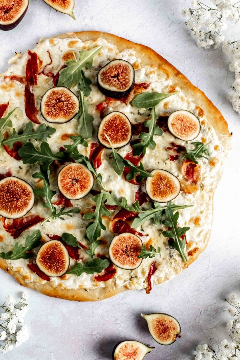 thin crust gorgonzola pizza with figs and arugula