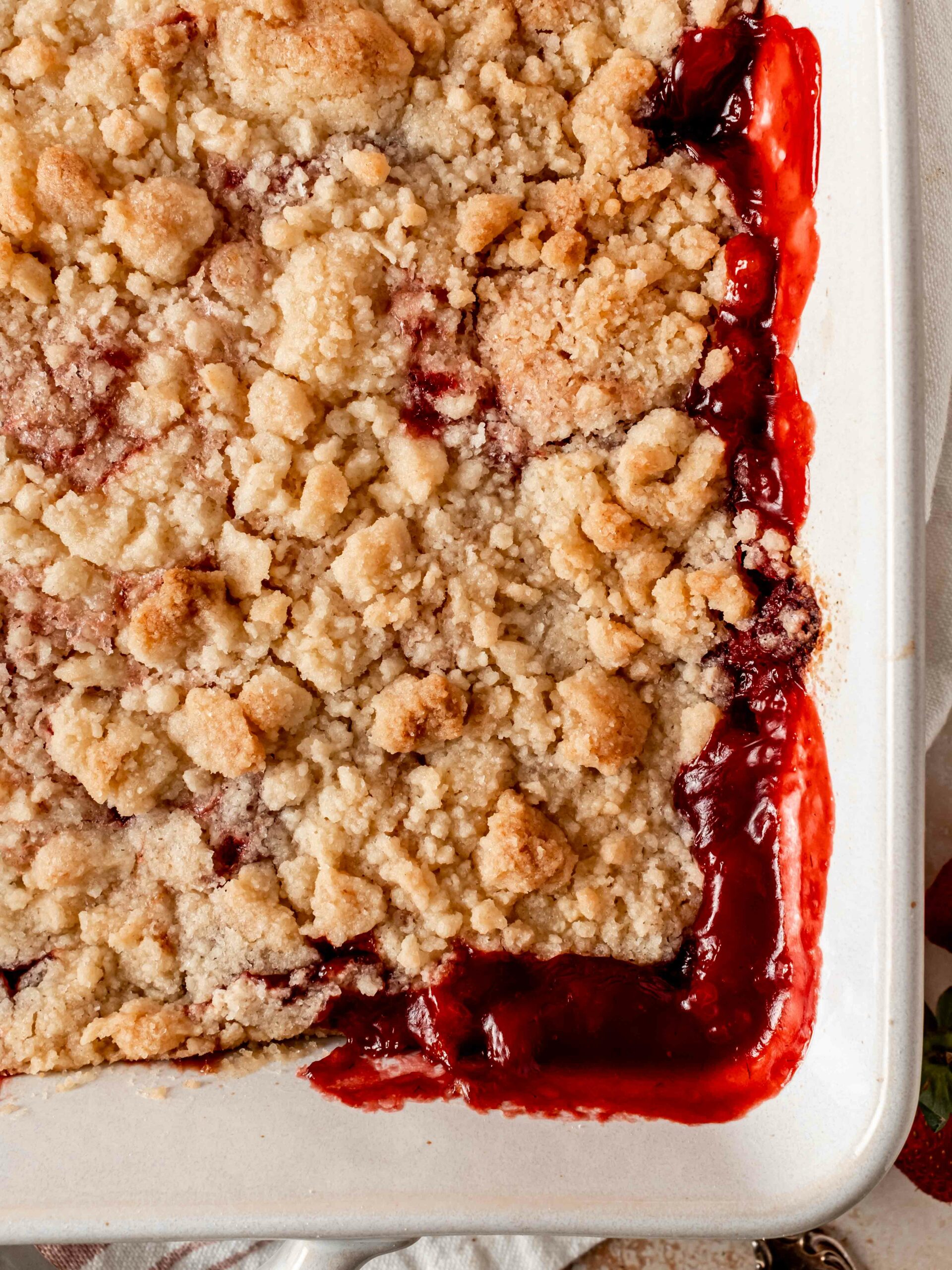 baked strawberries with crunchy crumble topping
