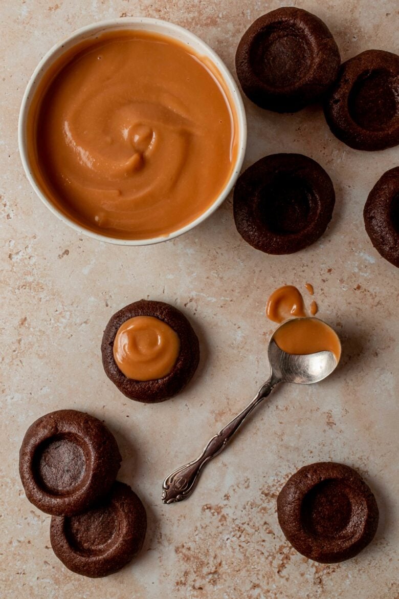 Filling the cookies with dulce de leche